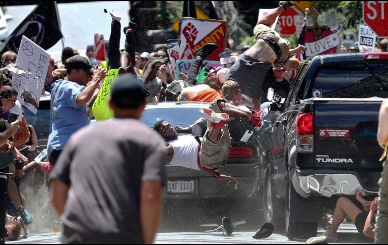 El atropellamiento a una multitud de activistas en Charlottesville, el 12 de agosto de 2017, dejó una mujer muerta y 29 lesionados. AP/The Daily Progress/ARCHIVO