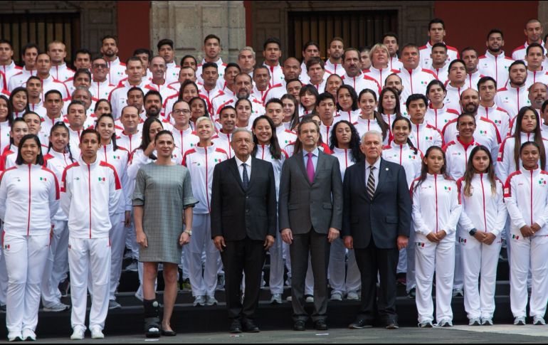López Obrador llamó a los deportistas a poner por delante el orgullo nacional para obtener buenos resultados en los Juegos Panamericanos 2019. AFP