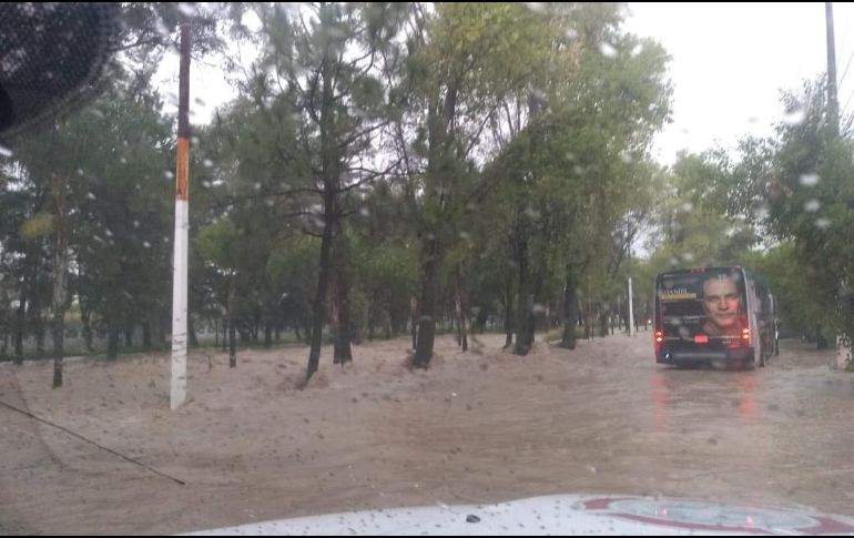 Imagen de la inundación en Avenida Patria. ESPECIAL / Bomberos de Zapopan