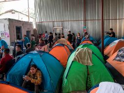 Un grupo de personas espera en el refugio para migrantes Juventud 2000 mientras el Gobierno de Estados Unidos resuelve su petición de asilo. AFP/E. Jaramillo