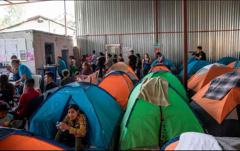 Un grupo de personas espera en el refugio para migrantes Juventud 2000 mientras el Gobierno de Estados Unidos resuelve su petición de asilo. AFP/E. Jaramillo