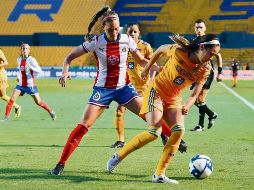Janelly Farías de Chivas pelea un balón con Katty Martínez de Tigres. IMAGO7