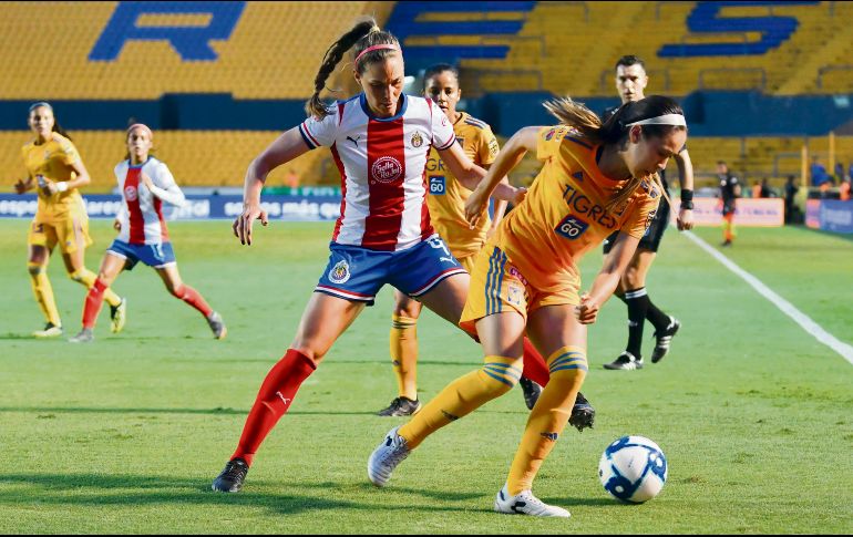 Janelly Farías de Chivas pelea un balón con Katty Martínez de Tigres. IMAGO7