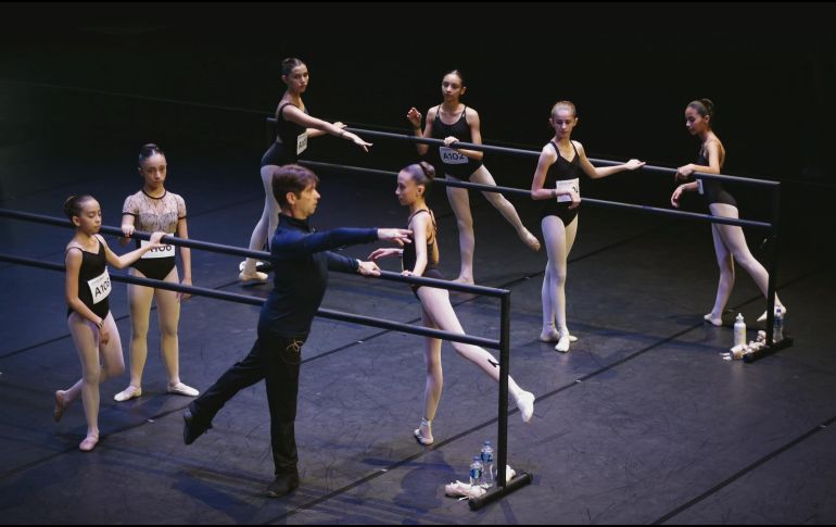 El director Patrick Armand (vestido todo de negro) dio indicaciones para los jóvenes que audicionaron para pertenecer al San Francisco Ballet School. EL INFORMADOR / F. Atilano