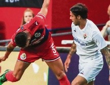 Alan Pulido, a punto de perder el equilibrio en el duelo donde los rojiblancos volvieron a enseñar falencias que preocupan de cara al inicio del Apertura 2019. EFE