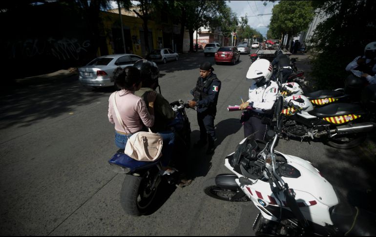 Agentes verifican que los motociclistas no circulen con anomalías o porten algún objeto ilícito, como parte del operativo “Verano Tapatío Seguro”. EL INFORMADOR/F. Atilano