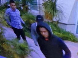 Juan Osorio publica un video en el que se observa a cuatro hombres salir del interior de la propiedad. TWITTER / @itsximenab