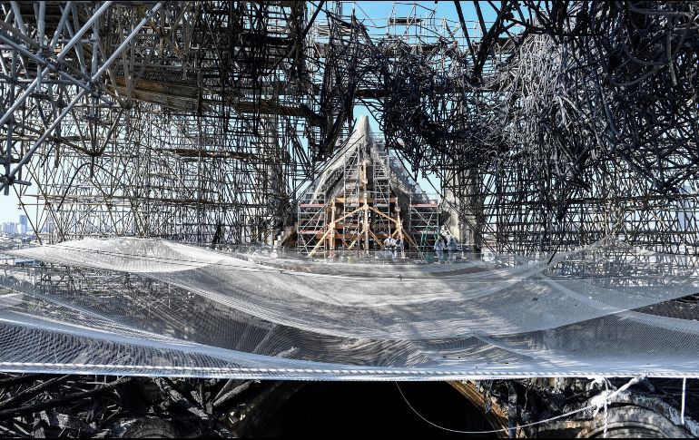 Imagen que muestra los desperfectos ocasionados por el fuego en el interior de la catedral de Notre Dame, este miércoles en París. EFE/S. de Sakutin