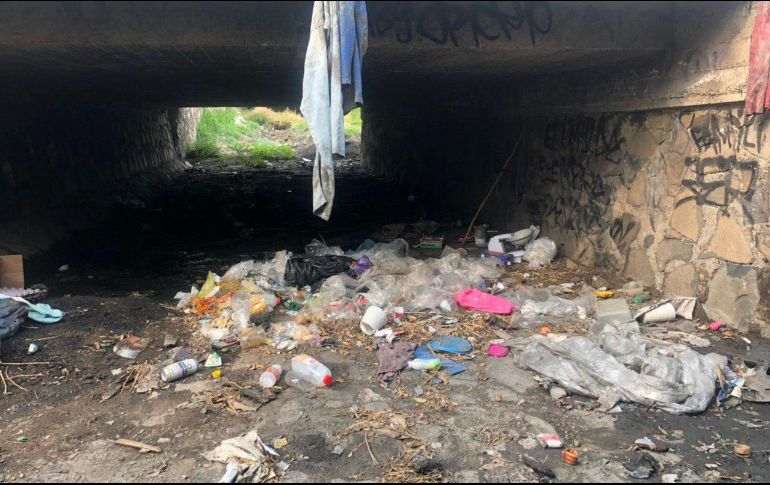 El Gobernador Enrique Alfaro publicó en su cuenta de Twitter varios montones de basura removidos por el SIAPA. TWITTER/@EnriqueAlfaroR