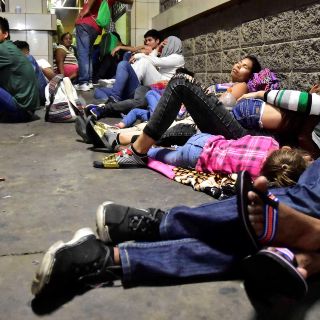 Rescatan en Monterrey a 112 migrantes hacinados en un camión