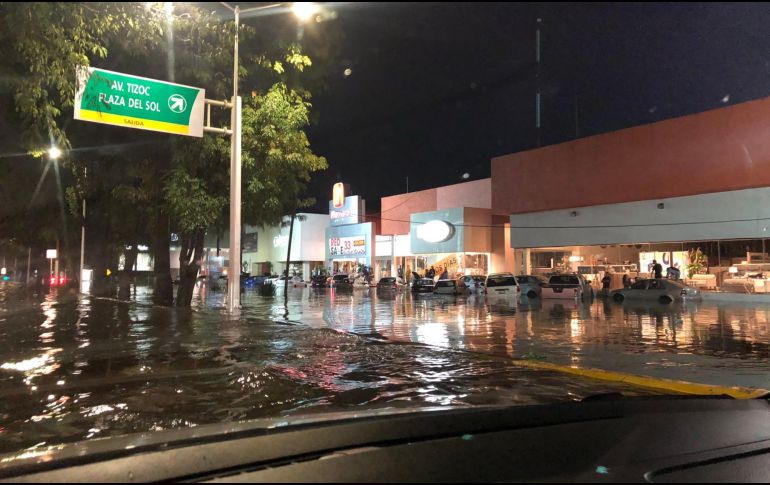 En Av. López Mateos, a la altura de Plaza del Sol, la inundación provocó el cierre a la circulación TWITTER / @ADDYDELATORRE