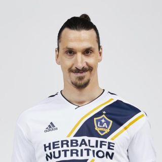 Zlatan Ibrahimovic "revienta" a Carlos Vela