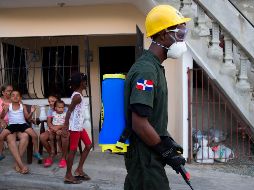 Soldado dominicano participa en las labores de fumigación en Santo Domingo. AFP/E. Santelices
