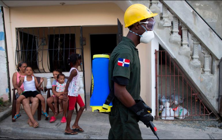 Soldado dominicano participa en las labores de fumigación en Santo Domingo. AFP/E. Santelices