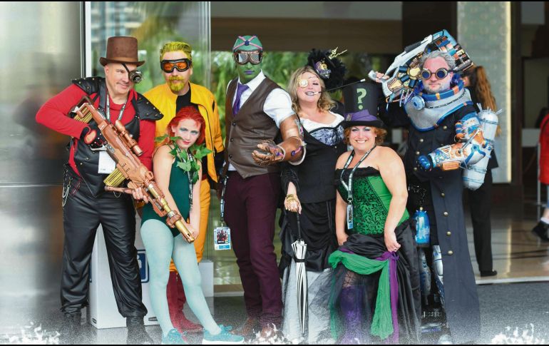 Los asistentes a la feria suelen llenarla de colorido y mucha alegría. AFP