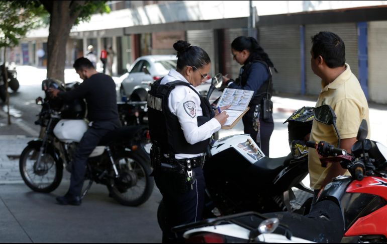 En el operativo participan agentes de la Policía de Guadalajara y de la Policía Vial; en el segundo día, aseguraron 32 motocicletas. EL INFORMADOR/F. Atilano