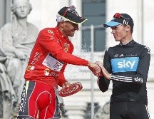 Froome (D), que terminó segundo hace ocho años, queda como el primer británico en ganar una de las tres grandes carreras por etapas. EFE / ARCHIVO