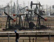 En Nueva York, el barril de crudo WTI para entrega en agosto bajó 2.47% y se situó en 55.38 dólares. AP/ ARCHIVO