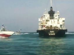Un petrolero rodeado por botes de los Guardianes de la Revolución, en una imagen sin fecha difundida por Press TV, cadena oficial iraní en idioma inglés. AP/Press TV