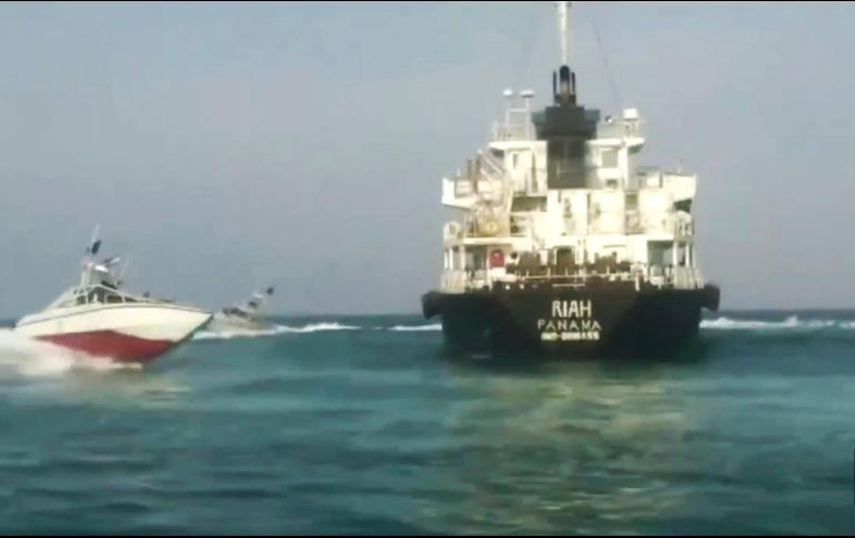 Un petrolero rodeado por botes de los Guardianes de la Revolución, en una imagen sin fecha difundida por Press TV, cadena oficial iraní en idioma inglés. AP/Press TV