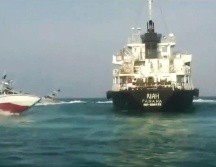 Un petrolero rodeado por botes de los Guardianes de la Revolución, en una imagen sin fecha difundida por Press TV, cadena oficial iraní en idioma inglés. AP/Press TV
