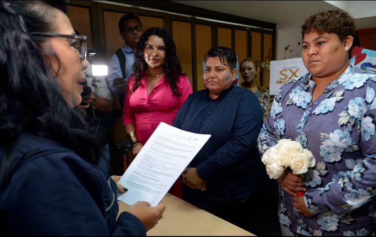 El matrimonio entre Michelle Avilés y Alexandra Chávez se cumplie en el Registro Civil de la ciudad portuaria de Guayaquil. AFP / M. Pin