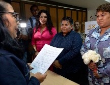 El matrimonio entre Michelle Avilés y Alexandra Chávez se cumplie en el Registro Civil de la ciudad portuaria de Guayaquil. AFP / M. Pin