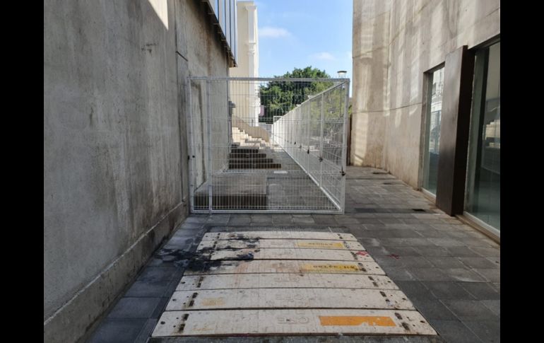 Las vallas dan seguridad al inmueble en proceso de restauración y a los peatones que transitan por el lugar. EL INFORMADOR/S. Rodríguez