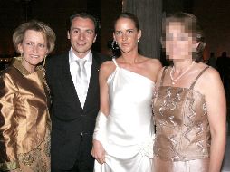 Imagen de Emilio Lozoya acompañado de su madre (izq.) y hermana (de blanco). SUN/ARCHIVO