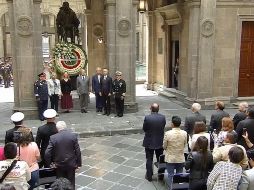 En el primer patio mariano de Palacio Nacional, frente a la estatua de Juárez, el Presidente y funcionarios recordaron la figura de Juárez. NTX/J. Lira
