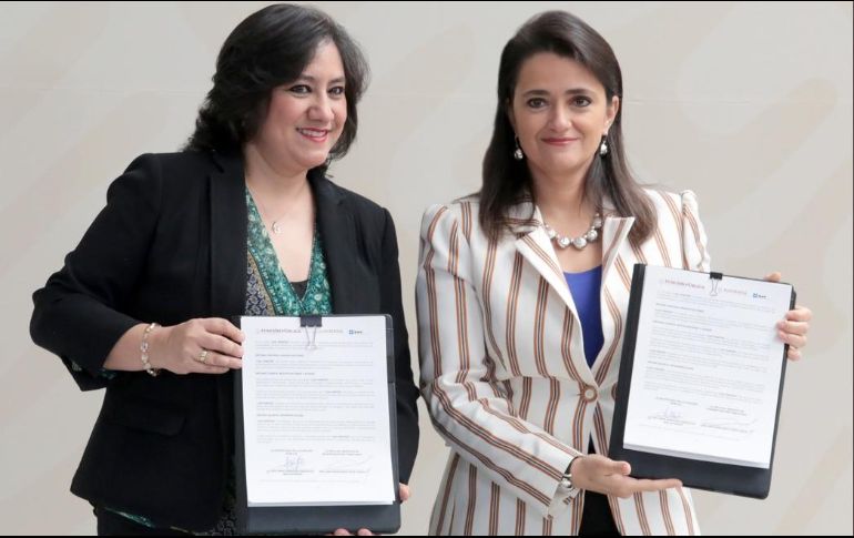 La secretaria de la Función Pública, Irma Eréndira Sandoval; y la jefa del SAT, Margarita Ríos Farjat, muestran el convenio firmado este jueves. TWITTER/@SATMX