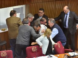 El incidente provocó que el vicepresidente de la Cámara Alta, Martín Arévalo, levantara de forma temporal la sesión. AFP