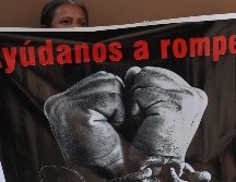 Sobrevivientes y familiares de víctimas de la masacre El Mozote asisten este jueves a la audiencia del caso.  EFE/ R. Sura