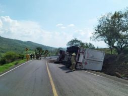 El cierre total de la carretera (ambos sentidos de la circulación) se realizó en coordinación de la Policía Federal. ESPECIAL / Protección Civil Jalisco