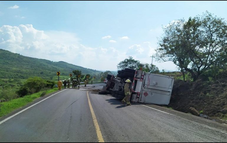 El cierre total de la carretera (ambos sentidos de la circulación) se realizó en coordinación de la Policía Federal. ESPECIAL / Protección Civil Jalisco