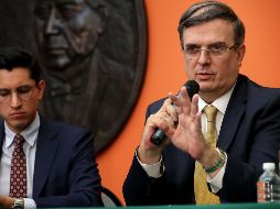 La dependencia, de la que Marcelo Ebrard (d) es titular, informa que contemplará la resolución adoptada por el Parlamento Europeo para aplicarla en sus programas migratorios.