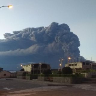 Explosiones y ceniza agravan erupción de volcán Ubillas en Perú