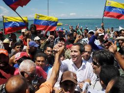 Estados Unidos ha impuesto sanciones a numerosos funcionarios y empresas con la meta de apoyar a Juan Guaidó (C) y así remover del poder a Nicolás Maduro. EFE/Prensa Juan Guaidó