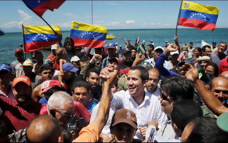Estados Unidos ha impuesto sanciones a numerosos funcionarios y empresas con la meta de apoyar a Juan Guaidó (C) y así remover del poder a Nicolás Maduro. EFE/Prensa Juan Guaidó