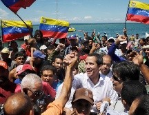 Estados Unidos ha impuesto sanciones a numerosos funcionarios y empresas con la meta de apoyar a Juan Guaidó (C) y así remover del poder a Nicolás Maduro. EFE/Prensa Juan Guaidó