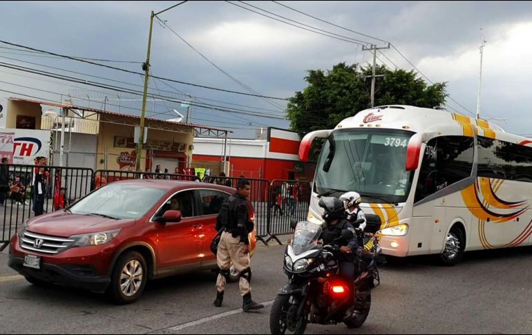 Aficionados del Atlas recibieron al autobús de Juárez, pensando que eran los rojinegros. EL INFORMADOR / J. Robles