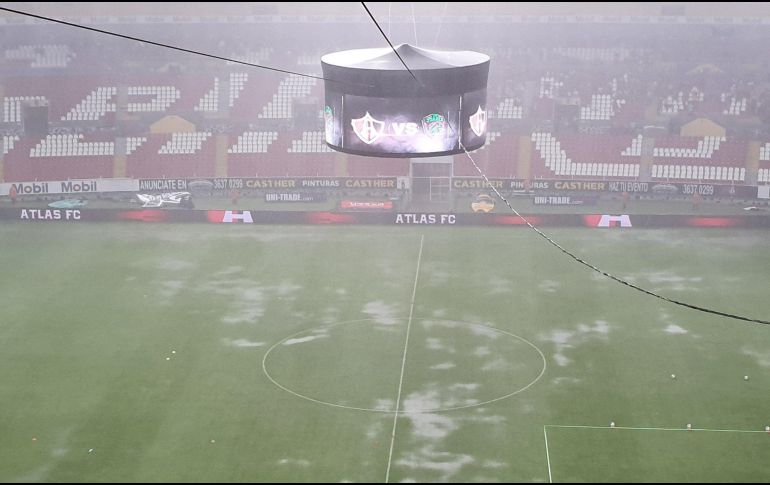 Así lucía la cancha del estadio Jalisco durante la tormenta. EL INFORMADOR/J. Robles