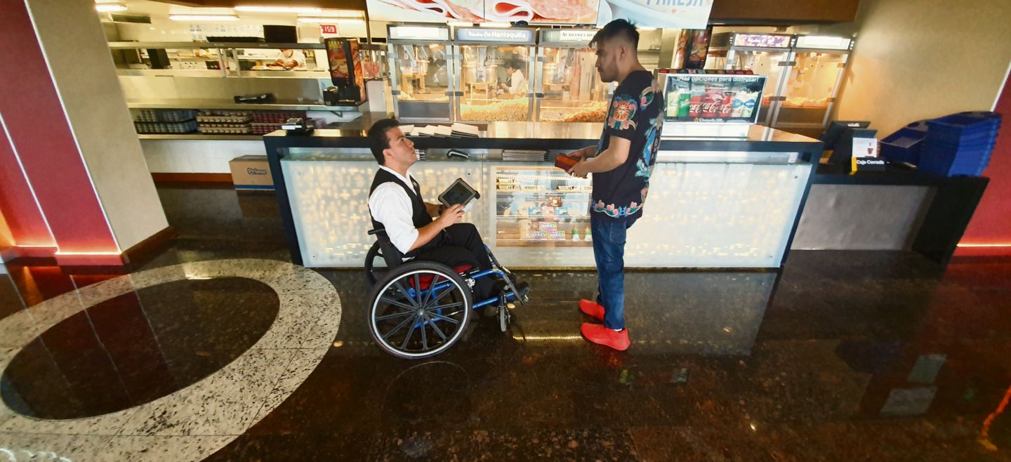 José obtuvo un empleo en la cadena de cines. La silla de ruedas no es un obstáculo, por lo que desempeña de forma sobresaliente sus actividades. EL INFORMADOR / E. Barrera