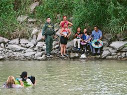 Migrantes tratan de cruzar el Río Bravo. EFE