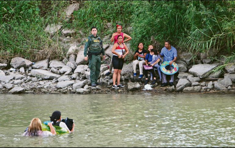 Migrantes tratan de cruzar el Río Bravo. EFE