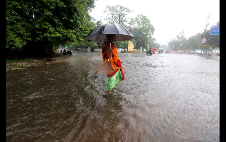 En Nepal, el Ministerio del Interior dijo que alrededor de 36 mil 728 familias se vieron afectadas por las lluvias del monzón. EFE/ S. Gupta