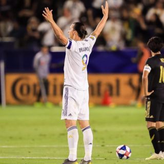 Zlatan Ibrahimovic vence a Carlos Vela