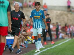 El luso, fichado por 126 millones de euros, inició como titular, demostró su talento en varias acciones... hasta el minuto 25, cuando presentó las molestias. EFE / R. Jiménez