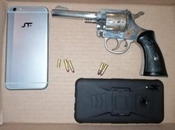 En dichas calles, la mujer se aproximó a los uniformados para señalar a un sujeto que le había robado sus celulares. Ante esto, policías fueron tras él y lo aseguraron. ESPECIAL/ Policía de Guadalajara