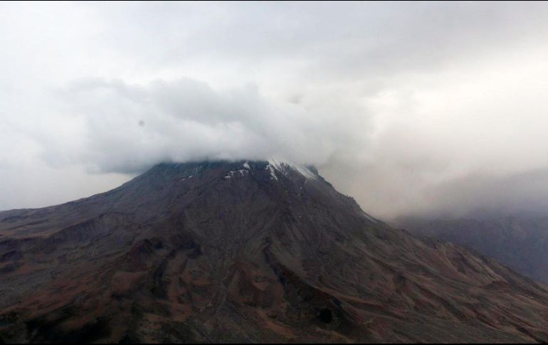 La columna eruptiva alcanzó una altura de unos seis kilómetros por encima del cráter, y los vientos han dirigido nubes de ceniza y gases tóxicos hacia la frontera con Bolivia. TWITTER / @COENPeru